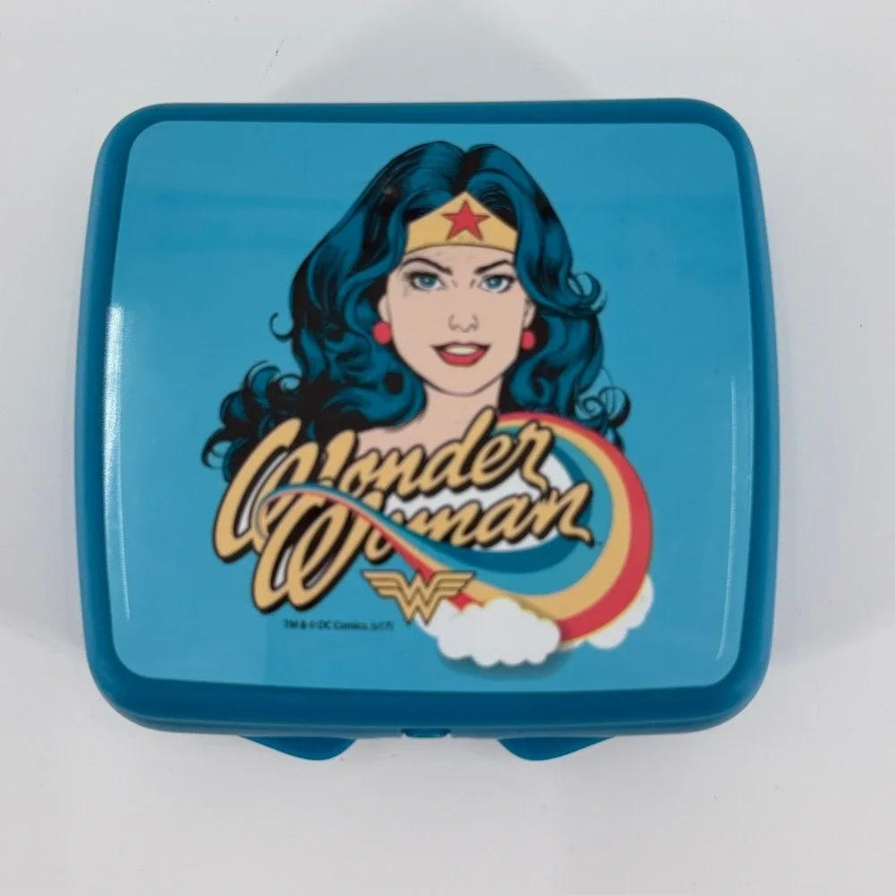 TUPPERWARE Wonder Woman Sandwich Keeper DC Comics Blue Lunch Box 2017